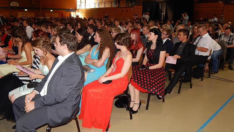 Die Abiturienten nahmen in festlicher Garderobe ihre Zeugnisse entgegen. Foto: Mona Lisa Eigenfeld