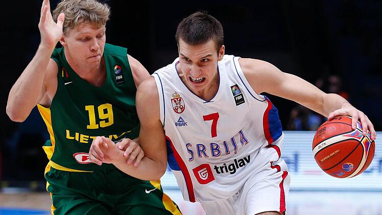 Bogdan Bogdanovic (rechts) vergab kurz vor Schluss die Chance zum Ausgleich. Hier versucht, Mindaugas Kuzminskas, den Serben zu stoppen. Foto: Sebastien Nogier/dpa