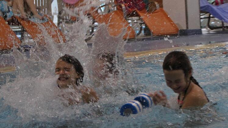 Gesundheitsstadt Bad Brückenau: 40 Grundschüler machten einen Auffrischungskurs in der Therme Sinnflut. Foto: Ulrike Müller