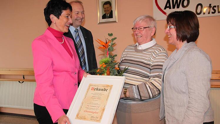 Awo- Kreisvorsitzende Inge Aures ernennt Rosemarie Groß zum Ehrenmitglied.