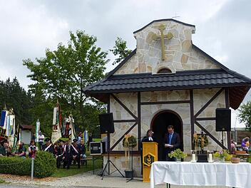 Den ökumenischen Gottesdienst an der Flurkapelle hielten Pfarrerin Heidrun Hemme und der Leiter des Pilgerbüros in Marienweiher, Jörg Schmidt. Fotos: Klaus-Peter Wulf
