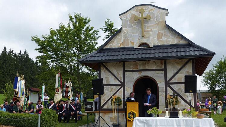Den ökumenischen Gottesdienst an der Flurkapelle hielten Pfarrerin Heidrun Hemme und der Leiter des Pilgerbüros in Marienweiher, Jörg Schmidt. Fotos: Klaus-Peter Wulf
