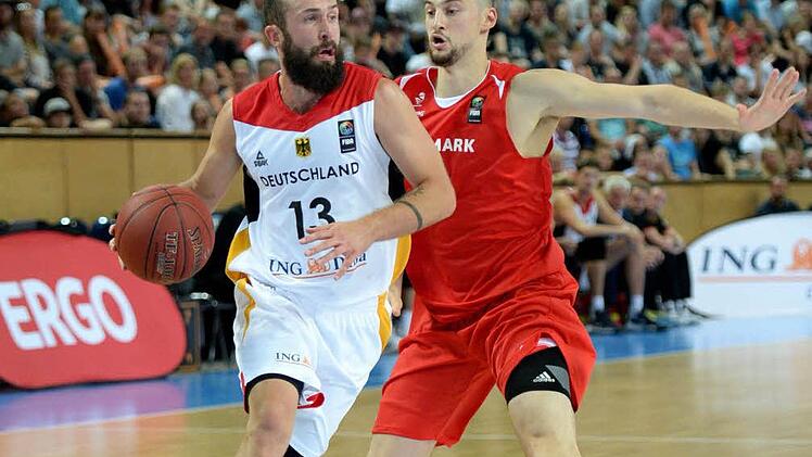 Bastian Doreth (links) zieht an Dänemarks Darko Jukic vorbei zum Korb. Heute Abend gilt es für den Co-Kapitän und die deutsche Nationalmannschaft. In Bamberg muss gegen Österreich ein Sieg her. Foto: Daniel Reinhardt/dpa