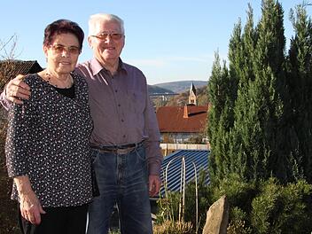 Kirchturm und Autobahnbrücke: Von ihrem Garten aus haben Blanka und Friedrich Schumm einen herrlichen Ausblick. Foto: Ulrike Müller