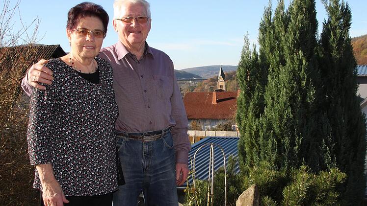 Kirchturm und Autobahnbrücke: Von ihrem Garten aus haben Blanka und Friedrich Schumm einen herrlichen Ausblick. Foto: Ulrike Müller