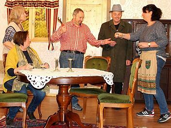 Gabriele Neuper, Gaby Birkner (sitzend), Peter Zöbelein, Harald Hasieber und Claudia Oppelt (v. l) bei den Proben Foto: Johanna Blum