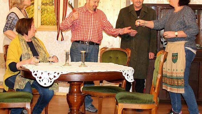 Gabriele Neuper, Gaby Birkner (sitzend), Peter Zöbelein, Harald Hasieber und Claudia Oppelt (v. l) bei den Proben Foto: Johanna Blum