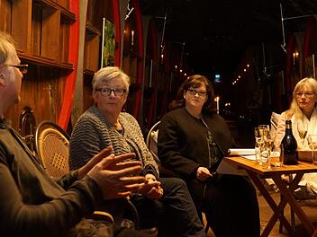 Stephan Merz (GWF), Künstlerin Elisabeth Kohl-Spies, Projektleiterin Adina Rösch und Maria Heckmann (Kunstvereint) diskutieren über das Kunstprojekt im Winzerkeller. Foto: Arkadius Guzy