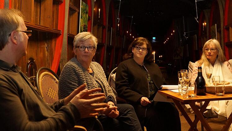 Stephan Merz (GWF), Künstlerin Elisabeth Kohl-Spies, Projektleiterin Adina Rösch und Maria Heckmann (Kunstvereint) diskutieren über das Kunstprojekt im Winzerkeller. Foto: Arkadius Guzy