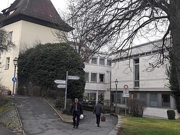 Großprojekte der nächsten Jahre: Das Rathaus (rechts) wird abgerissen und neu gebaut, das Schloss (links) wird saniert. Bernhard Panzer