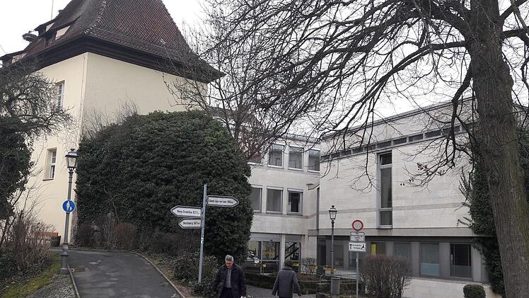 Großprojekte der nächsten Jahre: Das Rathaus (rechts) wird abgerissen und neu gebaut, das Schloss (links) wird saniert. Bernhard Panzer