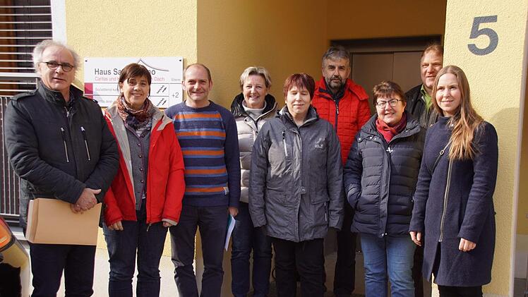 Neue Dienste sind ins Haus St. Bruno in Haßfurt eingezogen, ihre Eingänge liegen in der Fuchsgasse sechs und sieben. Unser Bild zeigt, von links: Herbert Durst, Christiane Wagner-Schmid und Ulrich Emge von der Ehe-, Familien- und Lebensberatung, Sabine Päth und Petra Brand von der Caritas-Sozialstation, Gernot Meyer vom Architekturbüro, Rita Stephan (SKF), Hubert Grauer vom Diözesan-Caritasverband und Silia Wiener ebenfalls vom Architekturbüro Wiener.