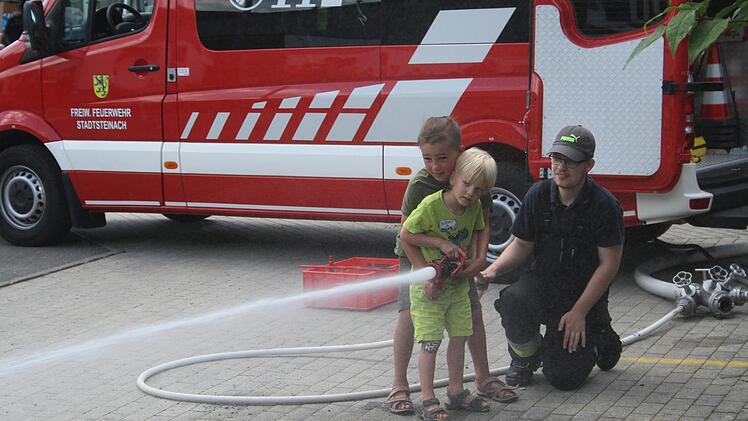 Bei der Sommerhitze machte den Kindern das Spritzen viel Freude. Foto: Sonny Adam