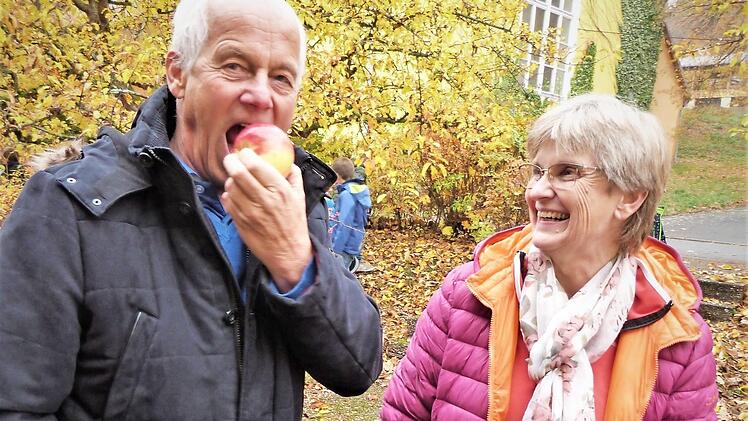 Rektor Michael Pfitzner ließ sich den "Breitacher Gewürzapfel" schmecken, rechts Klasslehrerin Johanna Klehr.