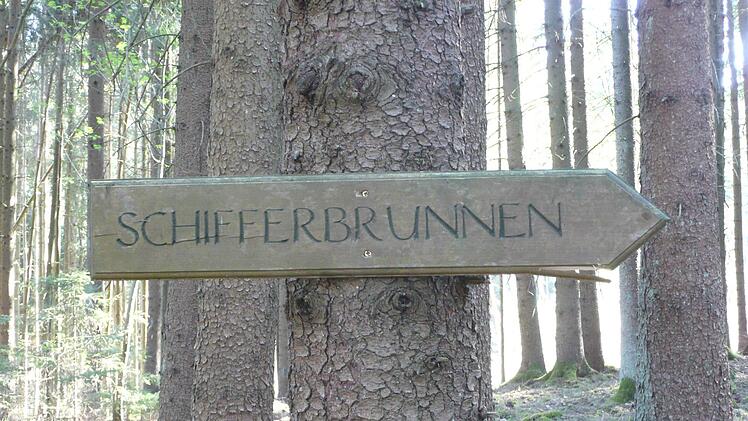 Dieses hölzerne Schild weist den Weg zum Schifferbrunnen.