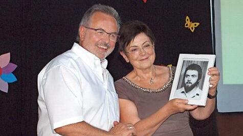 Die leitende Regierungsschuldirektorin Luzia Scherr überraschte den scheidenden Sonderschulrektor Werner Lindner mit einem Foto aus seiner Anfangszeit.
