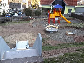 Gesperrt ist momentan der Spielplatz Oberer Ehrenberg in Bad Brückenau. Wenn die allgemeine Zugangsbeschränkung aufgehoben wird, soll auch die Sanierung der Anlage abgeschlossen sein. Foto: Rolf Pralle