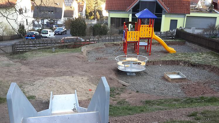 Gesperrt ist momentan der Spielplatz Oberer Ehrenberg in Bad Brückenau. Wenn die allgemeine Zugangsbeschränkung aufgehoben wird, soll auch die Sanierung der Anlage abgeschlossen sein. Foto: Rolf Pralle