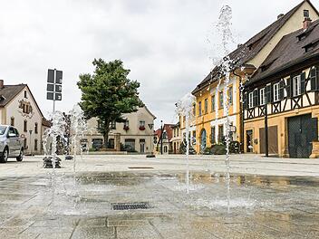 Seit kurzem sprudelt Wasser über den neuen Hallstadter Marktplatz, bei dem die Bepflanzung noch aussteht. Foto: Anette  Schreiber