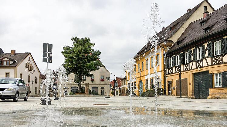 Seit kurzem sprudelt Wasser über den neuen Hallstadter Marktplatz, bei dem die Bepflanzung noch aussteht. Foto: Anette  Schreiber