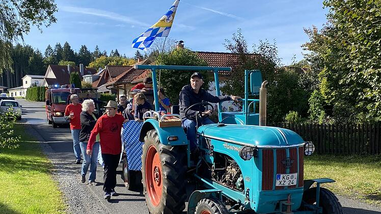 Ein Mini-Wiesn-Festzug  fand am 2. Oktober in Volkers statt.