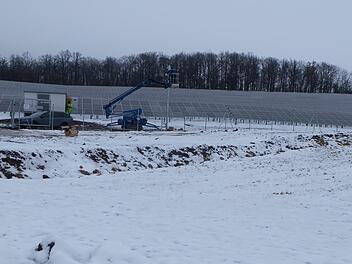 Auf einer Fläche von mehr als 15 Fußballfeldern erzeugen in Theinfeld jetzt 26.379 Solarmodule klimafreundlichen Strom für die Region. Foto: Philipp Bauernschubert