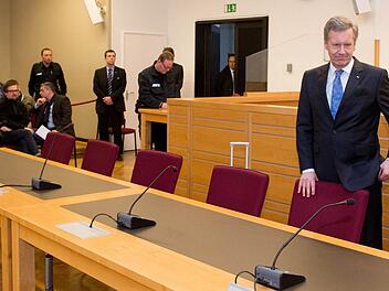Ex-Bundespräsident Christian Wulff (r) steht am 2.Januar 2014 im Landgericht in Hannover. Der ehemalige Bundespräsident Wulff muss sich wegen Vorteilsannahme verantworten. Foto: Julian Stratenschulte/dpa