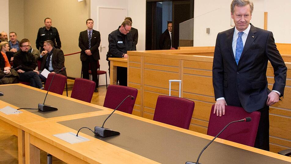 Ex-Bundespräsident Christian Wulff (r) steht am 2.Januar 2014 im Landgericht in Hannover. Der ehemalige Bundespräsident Wulff muss sich wegen Vorteilsannahme verantworten. Foto: Julian Stratenschulte/dpa