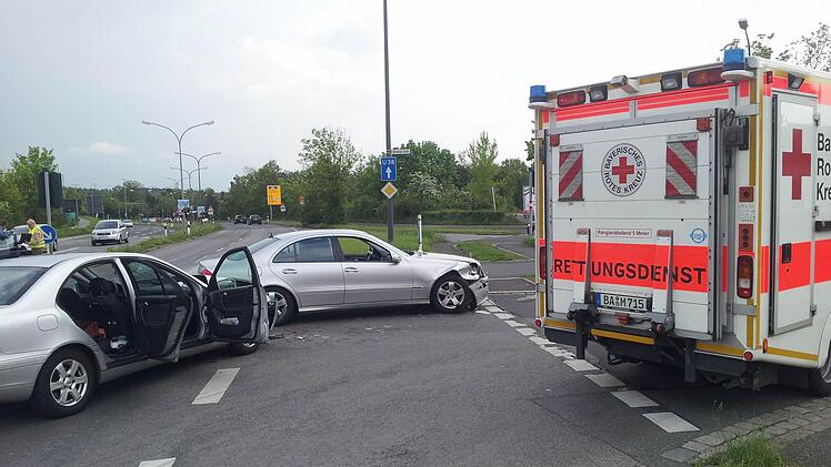 Die beiden verletzten Fahrzeuginsassen wurden sofort im Krankenwagen behandelt Foto: Stefan Reinmann
