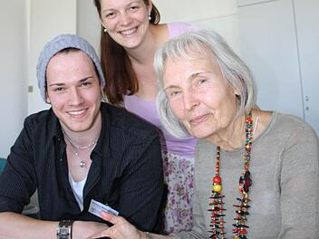 Philipp Weingärtner kennt sich mit Computern aus. Dieses Wissen gibt er als "Hilfswerker" an Edelgard Crämer weiter. Im Hintergrund schaut Projektleiterin Magdalena Döblinger über die Schulter. Foto: Ralf Ruppert