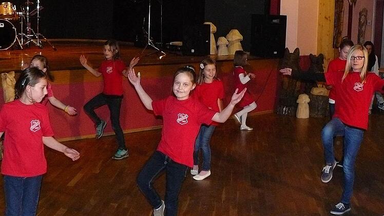 Wunderschöner Auftakt durch die "Mini Crazy Dancers". Foto: Klaus-Peter Wulf