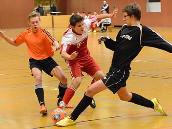 Rechtzeitig zur Stelle: Hammelburgs U-17-Keeper Immanuel Giesewetter (rechts) stoppt den Münnerstädter Florian Eichler (Mitte), links Max Petrunin. Münnerstadt gewinnt 1:0. Foto: ssp