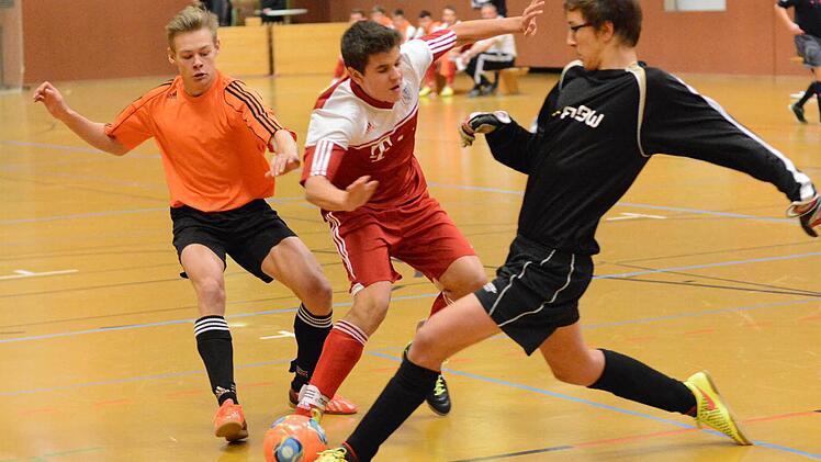 Rechtzeitig zur Stelle: Hammelburgs U-17-Keeper Immanuel Giesewetter (rechts) stoppt den Münnerstädter Florian Eichler (Mitte), links Max Petrunin. Münnerstadt gewinnt 1:0. Foto: ssp