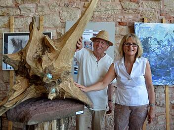 Norbert Klodwig mit seinem Kunstobjekt "Sterbender Flugsaurier" zusammen mit Gabriele Rehberger vor ihrem noch nicht benannten Ölbild "Wasserexperiment".  Foto: Peter Rauch