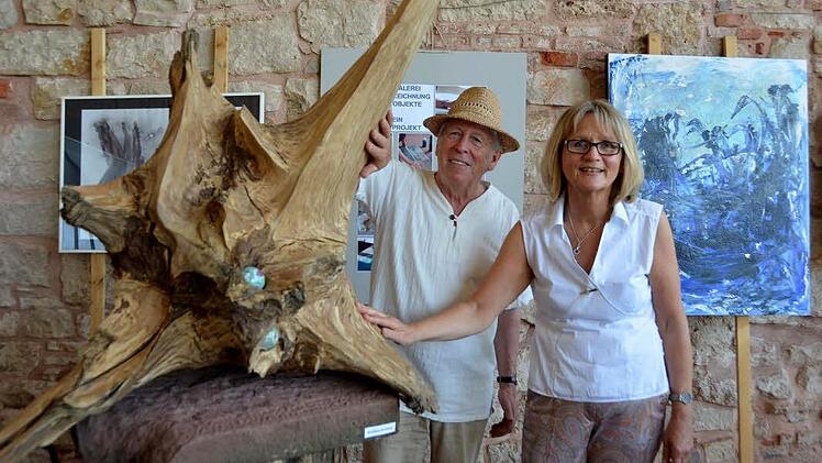 Norbert Klodwig mit seinem Kunstobjekt "Sterbender Flugsaurier" zusammen mit Gabriele Rehberger vor ihrem noch nicht benannten Ölbild "Wasserexperiment".  Foto: Peter Rauch