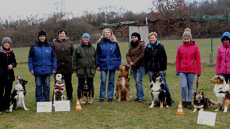 Ihre Prüfung als Ausbilder für "Rally-Obedience" absolvierten (von links) Heike Büttcher Beate Sterzinger, Sabine Böhm, Nicole Lorber, Marion Schmidt, Tatjana Geier, Heidi Brix, Sabrina Muth und Stefanie Brix (alle von den "Hundefreunden Eltmann"). Foto: Günther Geiling