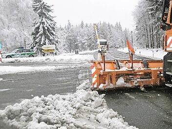 Winterdienst und Polizei hatten am Dienstag auf den Hochlagen des Frankenwaldes alle Hände voll zu tun. Foto: Polizei