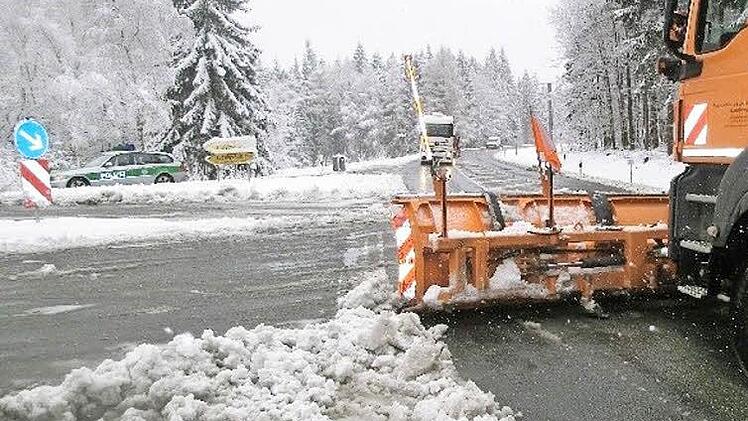 Winterdienst und Polizei hatten am Dienstag auf den Hochlagen des Frankenwaldes alle Hände voll zu tun. Foto: Polizei