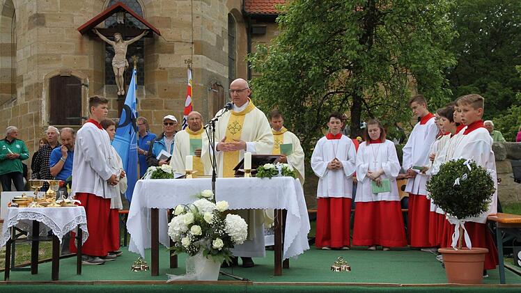 Vor der alten Wallfahrtskirche zelebrierte Helmut Hetzel den Gottesdienst. Foto: Mathias Erlwein