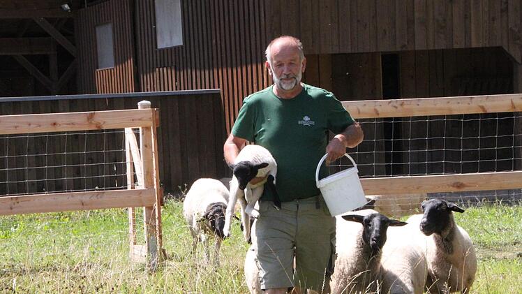 Robert Hildmann, Leiter der Kurgärtnerei, hat den Tierpark im Staatsbad angestoßen. Foto: Ulrike Müller