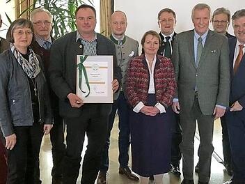 Die Jagdgenossenschaft Melkendorf wurde für ihr Engagement und für die herausragende Zusammenarbeit mit den beiden Revierinhabern Clemens Ulbrich und Hermann Wagner mit der Medaille "Naturerbe Bayern" ausgezeichnet. Foto: Werner Reißaus