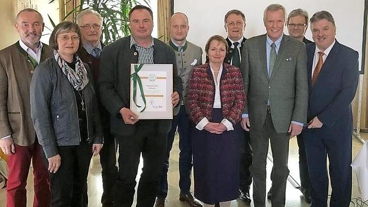 Die Jagdgenossenschaft Melkendorf wurde für ihr Engagement und für die herausragende Zusammenarbeit mit den beiden Revierinhabern Clemens Ulbrich und Hermann Wagner mit der Medaille "Naturerbe Bayern" ausgezeichnet. Foto: Werner Reißaus