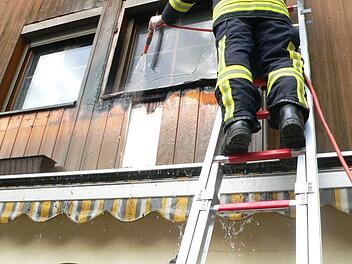Fassadenbrand im Spiegel: Die Kulmbacher Feuerwehr sorgte dafür, dass  der Brand fachkundig gelöscht wurde.   Foto: Feuerwehr Kulmbach