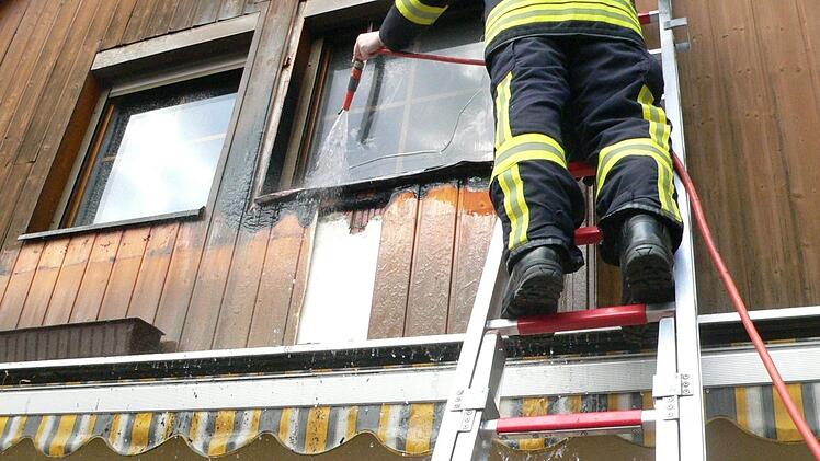 Fassadenbrand im Spiegel: Die Kulmbacher Feuerwehr sorgte dafür, dass  der Brand fachkundig gelöscht wurde.   Foto: Feuerwehr Kulmbach