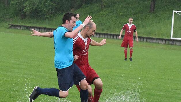Wasserspiel: Vieler Orten mussten Spiele aufgrund Gewitter und starker Regenfälle unterbrochen werden. Auch in Reiterswiesen mit Marco Schmitt (rechts) und Frank Schmitt von der SG Oerlenbach.Hopf