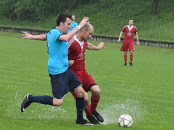 Wasserspiel: Vieler Orten mussten Spiele aufgrund Gewitter und starker Regenfälle unterbrochen werden. Auch in Reiterswiesen mit Marco Schmitt (rechts) und Frank Schmitt von der SG Oerlenbach.Hopf