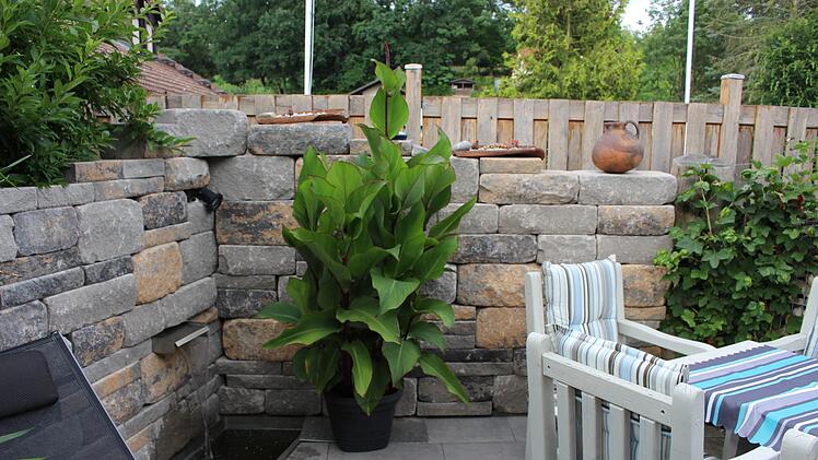 Sitzecke mit Wasserfall. Foto: Evi Seeger