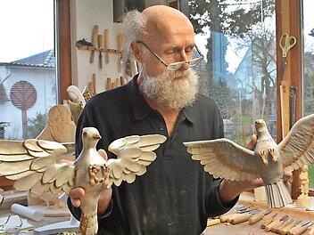 Der Milzer Bildhauer Dieter Frank hat in den vergangenen Wochen eine neue Heilig-Geist-Taube nach dem historischen Vorbild geschnitzt. Neu gestaltet, entwurmt, gefestigt und vergoldet hat er den Strahlenkranz.  Foto: Hanns Friedrich