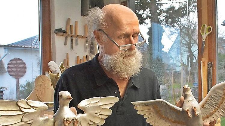 Der Milzer Bildhauer Dieter Frank hat in den vergangenen Wochen eine neue Heilig-Geist-Taube nach dem historischen Vorbild geschnitzt. Neu gestaltet, entwurmt, gefestigt und vergoldet hat er den Strahlenkranz.  Foto: Hanns Friedrich