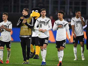 Der Bayerische Fu&szlig;ballverband sucht Einlaufkinder f&uuml;r  den L&auml;nderspieltest zwischen Deutschland und Italien im M&auml;rz in N&uuml;rnberg. Symbolfoto: Swen Pf&ouml;rtner/dpa